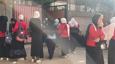 بدء توافد طلاب الدبلومات الفنية لليوم الثاني على اللجان لأداء الامتحانات (صور)