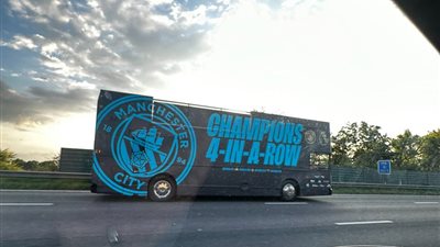 رغم خسارة الكأس، السيتي يحتفل بالدوري الإنجليزي على حافلة مكشوفة 