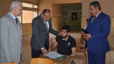 نائب رئيس جامعة الأزهر للوجه القبلي يتفقد امتحانات الفصل الدراسي الثاني بعلوم بأسيوط 