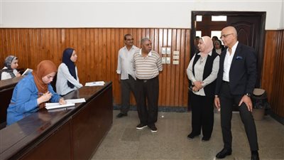 رئيس جامعة عين شمس يتفقد امتحانات الصيدلة وطب الأسنان