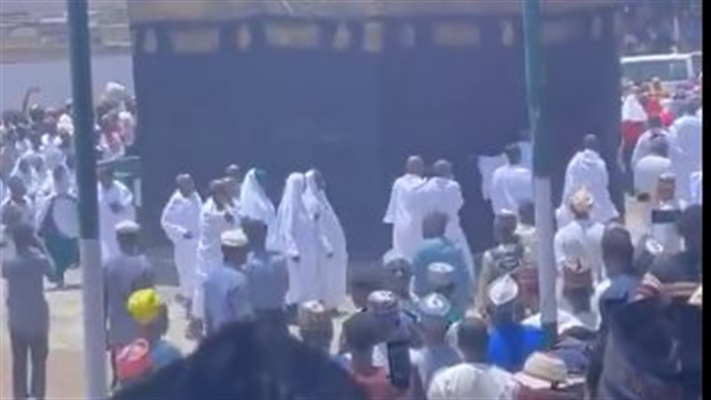 الطواف حول مجسم لكعبة