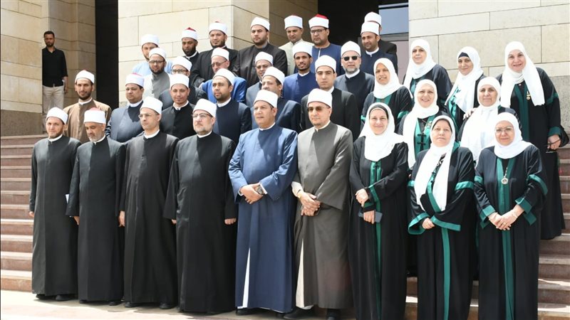 وزير الأوقاف في اجتماعه