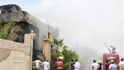 إخماد حريق نشب في مصنع شحوم بالفيوم (صور)