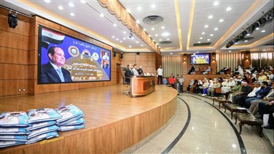 محافظ الدقهلية يسلم 355 مواطنا و8 مشرفين تذاكر وتأشيرات الحج 