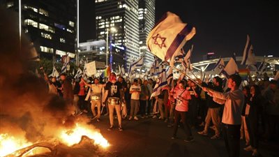 إعلام عبري: اشتباكات بين شرطة الاحتلال والمتظاهرين في تل أبيب