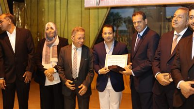 رئيس مدينة الأقصر يشهد تكريم الأطباء المثاليين