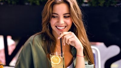 أبرزها ماء جوز الهند وعصير الصبار، مشروبات تمنع جفاف البشرة 