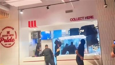 ردا على مجزرة رفح، اقتحام مطعم أمريكي شهير وتحطيمه في بغداد (فيديو)