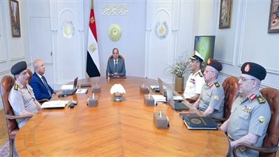 تفاصيل اجتماع السيسي مع وزير النقل وقائد القوات البحرية (فيديو)