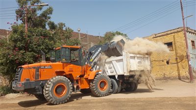 استكمال أعمال تسوية طريق الطود العديسات بالأقصر 