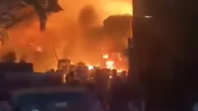 لحظة اندلاع حريق هائل في مخزن خردة بإمبابة (فيديو)
