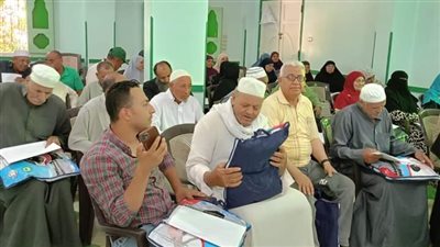 رئيس مركز الداخلة يسلم التذاكر وملابس الإحرام لحجاج الجمعيات (صور)