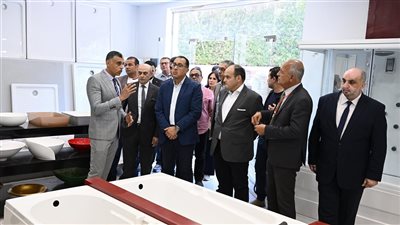 خلال جولته ببرج العرب، رئيس الوزراء يتفقد مصانع البلاستيك