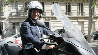 استخدمها لمقابلة عشيقته سرا، بيع دراجة رئيس فرنسا السابق بمزاد علني (صور)