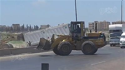 إصابة شخص في انقلاب سيارة نقل بطريق الإسكندرية الصحراوى