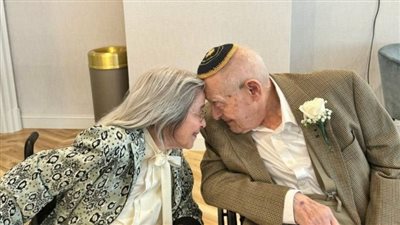 رجل عمره 100 عام يتزوج امرأة تكبره بعامين بالولايات المتحدة