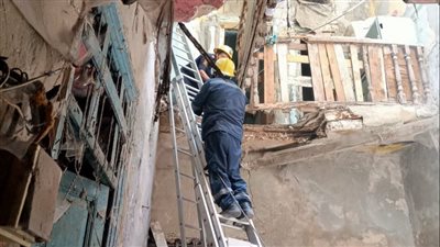 إنقاذ سيدة في انهيار عقار جزئيا بالإسكندرية (صور)