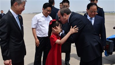 لحظة وصول الرئيس السيسي بكين (فيديو)