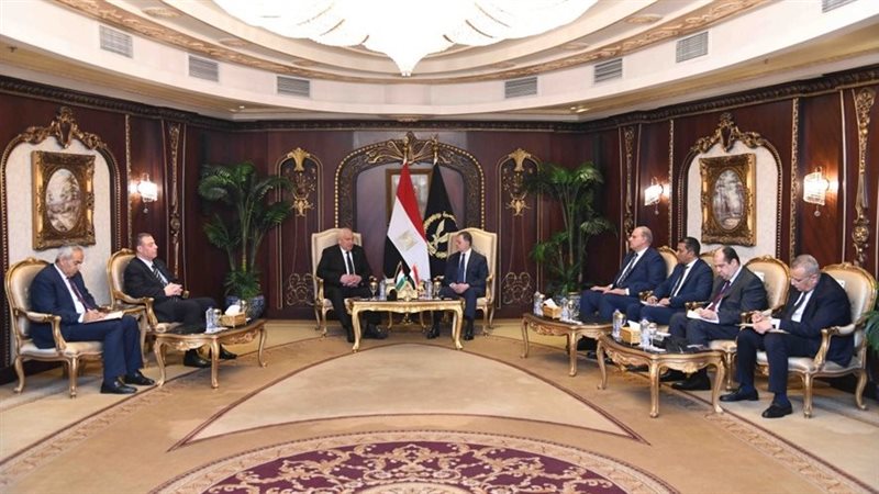 وزير الداخلية يستقبل