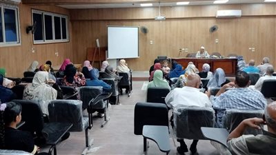 تسليم تأشيرات وتذاكر السفر وملابس الإحرام لـ90 حاجا في الوادي الجديد (صور)