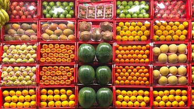 أسعار الفاكهة اليوم، ارتفاع العنب والتفاح والبرقوق في سوق العبور