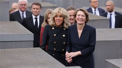 ضحكة السيدة الأولى أمام نصب محرقة اليهود تضع فرنسا وألمانيا في أزمة
