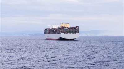 هوجمت بـ3 صواريخ، أمبري البريطانية تعلن ميل سفينة تجارية على أحد جانبيها