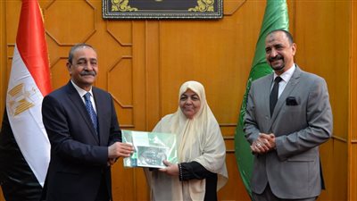 محافظ الإسماعيلية يسلم التأشيرات وتذاكر السفر للحجاج (صور) 