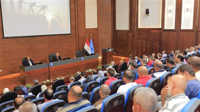 رئيس مجلس إدارة شركة أبو قير للصناعات الهندسية يعقد اجتماعا مع العاملين