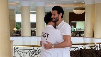الشناوي يستقبل محمد عواد بالأحضان في معسكر منتخب مصر (فيديو)