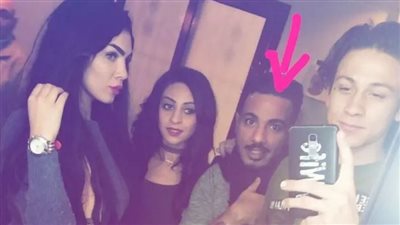 يرسمان التاتوه على جسديهما، فيديو مثير لسفاح التجمع مع طليقته (فيديو)