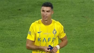 رد فعل كريستيانو رونالدو بعد هتاف جماهير الهلال بميسي (فيديو)