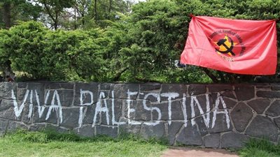 متظاهرون مؤيدون لفلسطين يحاولون اقتحام سفارة إسرائيل في المكسيك (فيديو)