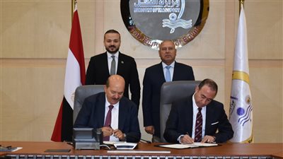 النقل توقع مذكرة تفاهم لإنشاء أول مشروع لتخريد السفن بميناء دمياط
