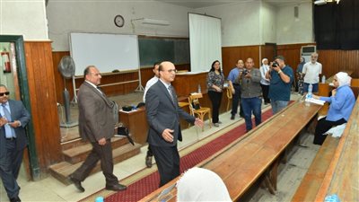 رئيس جامعة أسيوط: 21 ألف طالب وطالبة يؤدون امتحانات الدراسات العليا
