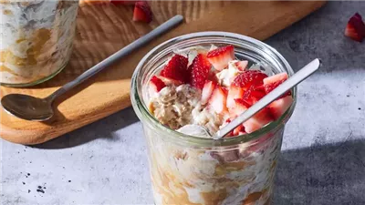 الشوفان بالفراولة وزبدة الفول السوداني، وجبة إفطار سهلة عالية البروتين