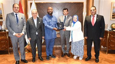 وزير الرياضة يستقبل رئيس الاتحاد الأفريقي للكرة الطائرة جلوس