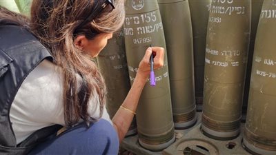 أبيدوهم، مرشحة سابقة لرئاسة أمريكا توقع على قذائف مقدمة إلى إسرائيل (صور)