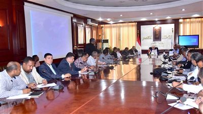 محافظ الأقصر يتابع مشروعات مبادرة حياة كريمة بمدينتي إسنا وأرمنت