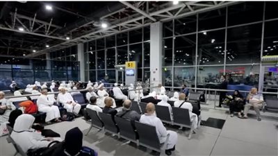 الداخلية تقدم تيسيرات لأول أفواج حجاج القرعة بمطار القاهرة (فيديو)