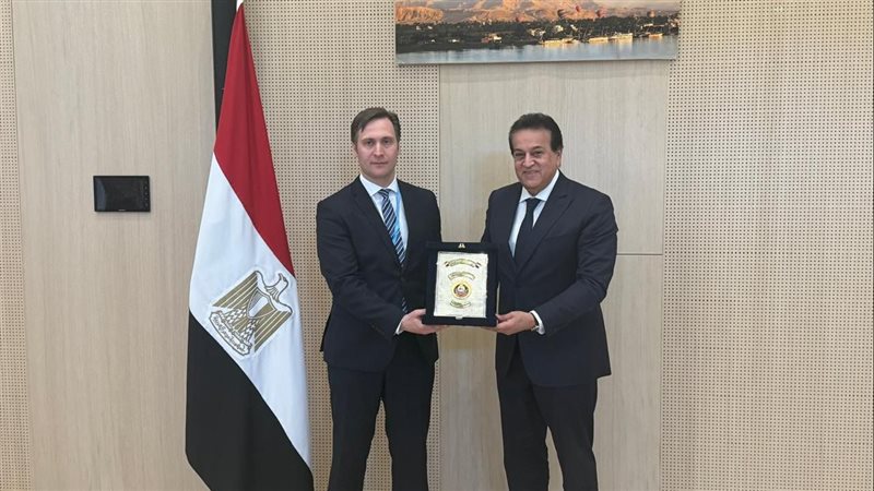 وزير الصحة مع سكرتير