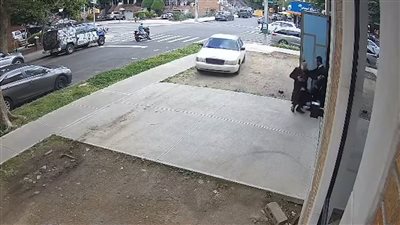 لحظة محاولة مجهول دهس طلاب يهود في نيويورك (فيديو)