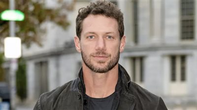 ضحى بنفسه من أجل إنقاذ زميلته، عائلة الممثل جوني واكتور تكشف اللحظات الأخيرة قبل مقتله