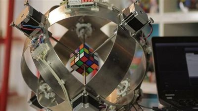 روبوت ياباني يحطم الرقم القياسي بحل مكعب روبيك في جزء من الثانية