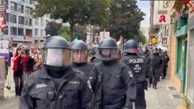 مؤيدون لفلسطين يرشقون الشرطة الألمانية بالحجارة خلال تظاهرة في برلين (فيديو)