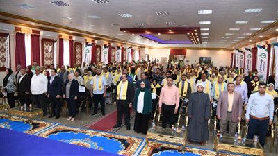 محافظ الفيوم يسلم التأشيرات وتذاكر الطيران لحجاج الجمعيات الأهلية (صور)