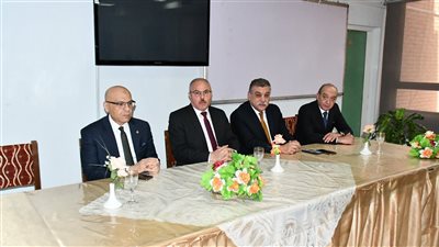 رئيس جامعة القناة يشهد افتتاح ورشة عمل جراحات العمود الفقري بكلية الطب (صور)