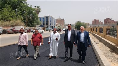 محافظ بني سويف يتابع مستجدات تنفيذ خطة رصف الطرق والشوارع
