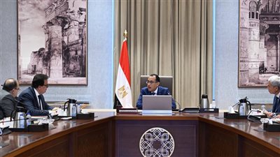 رئيس الوزراء يكشف السبب الحقيقي في أزمة نواقص الأدوية.. مدبولي: الشركات بدأت في بناء مخزون إستراتيجي من المواد الخام بعد استقرار الدولار.. وتوجيهات بسداد مستحقات هيئة الشراء الموحد