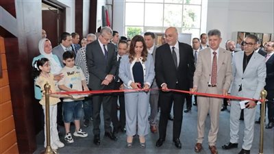 محافظ دمياط ورئيس جهاز تنمية المشروعات يفتتحان معرض الأثاث(صور) 